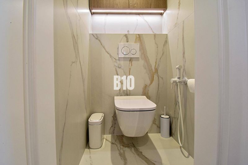 TOP 3i byt s garážou na prenájom - Toaleta s mramorovým obkladom v 3-izbovom byte, obsahuje závesnú misu a bidet.