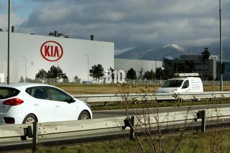 V  PRIAMEJ BLÍZKOSTI KIA  11000m2 lukratívny pozemok na výstavbu - Závod KIA Motors na Slovensku, autá na diaľnici, pozemky komerčné v pozadí.
