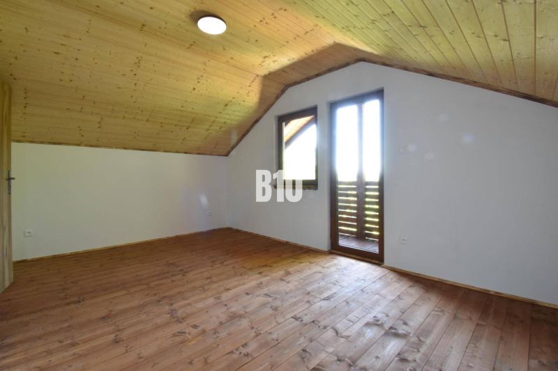 Úplné nová, drevom voňajúca Chata. - Podkrovná izba s dreveným obložením a podlahou v Chate pri Bytči.