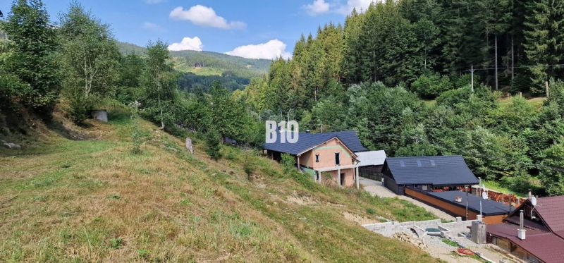 Nová, stavba rodinného domu pri lyžiarskom stredisku - Trenčiansky kra - Rodinný dom situovaný v údolí s lesmi a kopcami. Pôvabná prírodná scenéria.