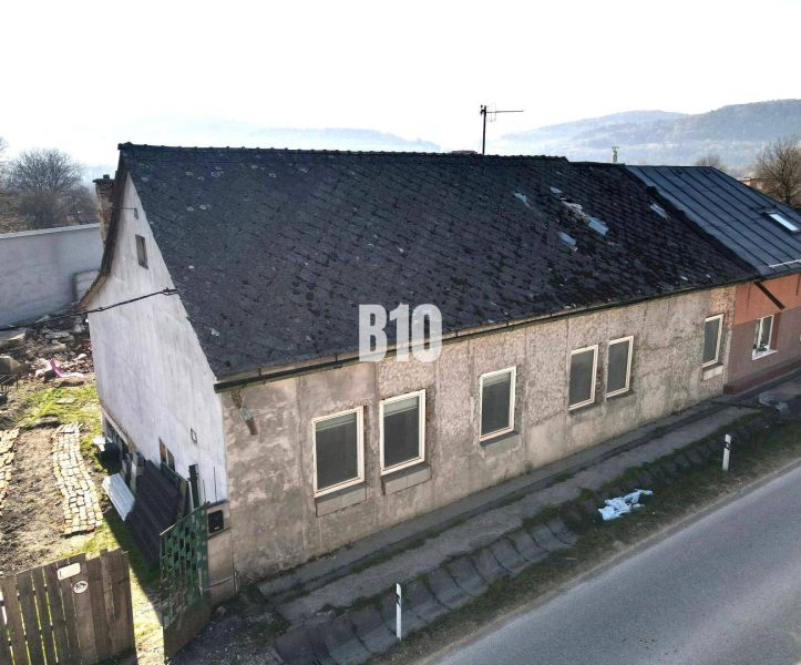 Rodinný dom na rekonštrukciu, 660m2 pozemok. - Rodinný dom v Bytči s opotrebovanou strechou a omietkou, vedľa hlavnej cesty.