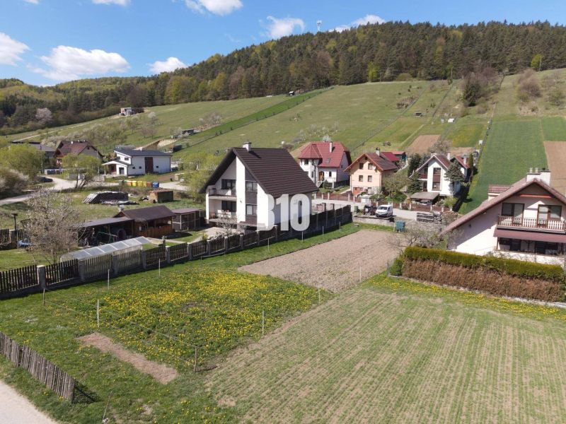 Pozemok na stavbu Rodinného domu - Jablonové - Kopcovitý terén s domami a záhradami v Bytči na Pozemkoch - bývanie.
