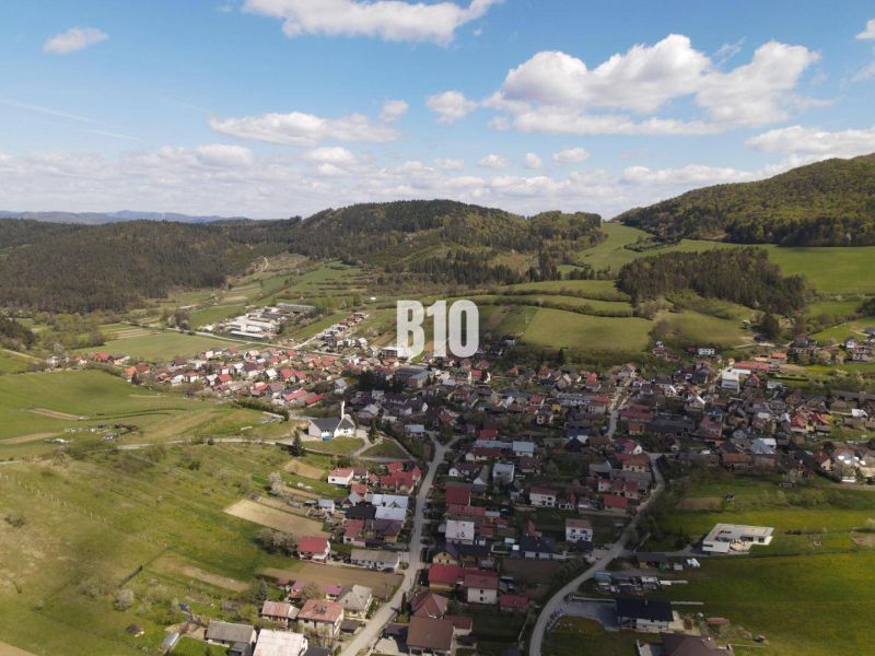 Pozemok na stavbu Rodinného domu - Jablonové - Letecký pohľad na malebné pozemky v Bytči obklopené zeleňou a domami.