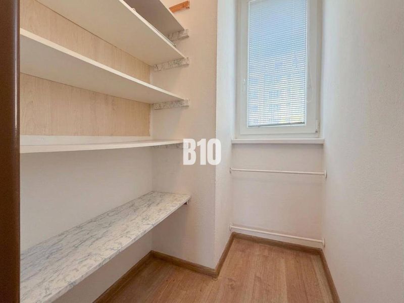 ZNÍŽENÁ CENA 3 izbový MEZONET v obľúbenej lokalite sídliska Juh | Tren - Malá miestnosť v rekreačnom apartmáne s policami a oknom, podlaha s dreveným dekorom.