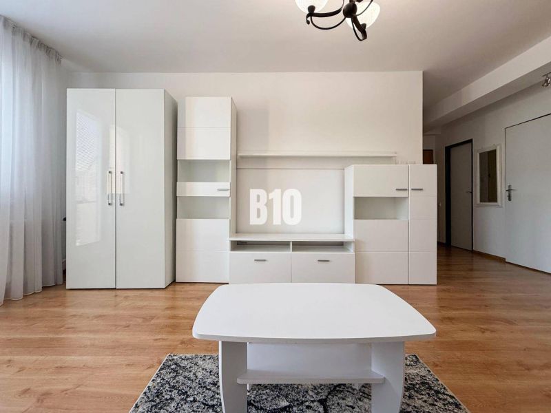 ZNÍŽENÁ CENA 3 izbový MEZONET v obľúbenej lokalite sídliska Juh | Tren - Interiér Rekreačného apartmánu s bielym nábytkom a podlahou s dreveným dekorom.