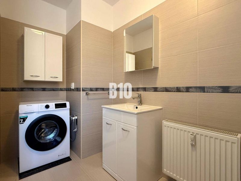ZNÍŽENÁ CENA 3 izbový MEZONET v obľúbenej lokalite sídliska Juh | Tren - Kúpeľňa s práčkou, umývadlom a skrinkami v Rekreačnom apartmáne.