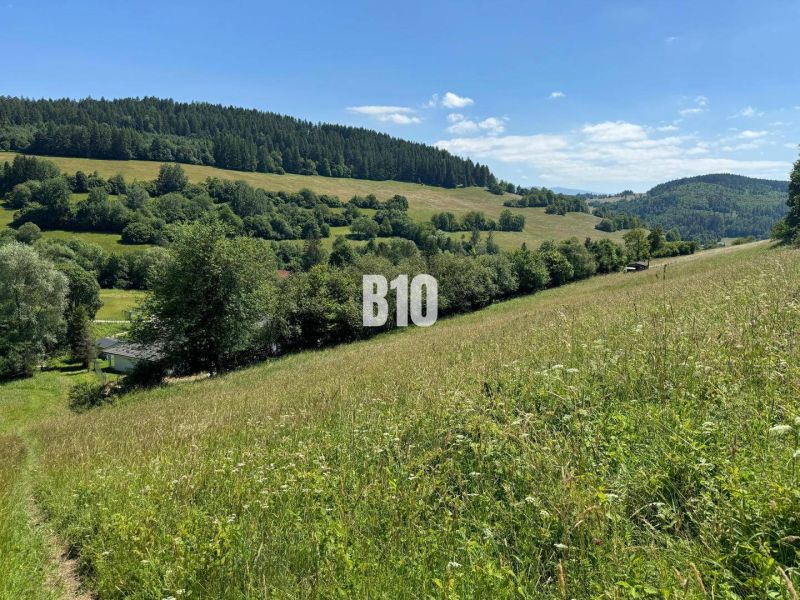 Slnečný stavebný pozemok Dolný Vadičov 7321m2 - Rozľahlá krajina pri Dolnom Vadičove s trávnatými pozemkami na bývanie v objatí prírody.