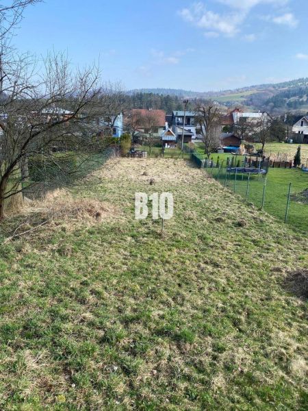 Slnečná záhrada v obci Radoľa na predaj - Pozemky - bývanie v Radoľi, zasadené v malebnej krajine s rodinnými domami.