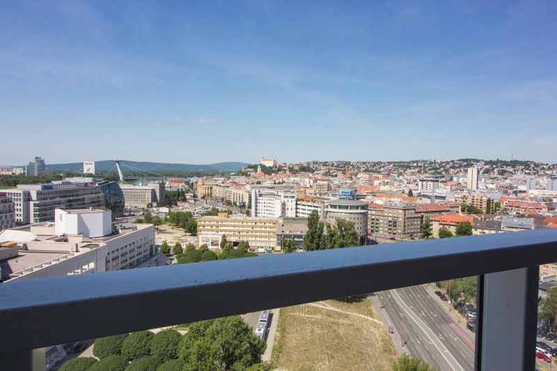 PANORAMA CITY - 2-izbový byt s výhľadom na hrad  - Výhľad z balkóna na mesto Bratislava - Staré Mesto, ulica Landererova, s mostom.