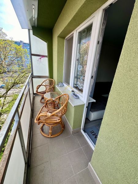 Prenájom moderný 2,5 izbový byt, Šalviová ulica, Bratislava II.Ružinov - Balkón s dvomi ratanovými kreslami a stolíkom, výhľad na zeleň, 3-izbový byt.