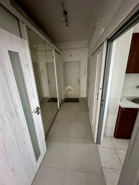 Prenájom moderný 2,5 izbový byt, Šalviová ulica, Bratislava II.Ružinov - Chodba s dlažbou a zrkadlovou skriňou v 3-izbovom byte.
