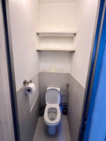 Prenájom moderný 2,5 izbový byt, Šalviová ulica, Bratislava II.Ružinov - Toaleta v 3-izbovom byte s dvoma policami na stene.