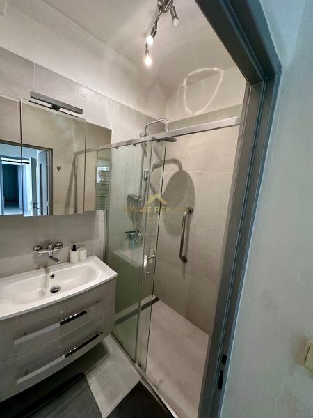 Prenájom moderný 2,5 izbový byt, Šalviová ulica, Bratislava II.Ružinov - Kúpeľňa v 3-izbovom byte so sprchovacím kútom, umývadlom a jednoduchým osvetlením.
