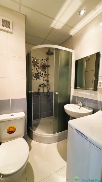 Štartovací byt s balkónom a výhľadom, ktorý vás bude baviť! - Kúpeľňa v 1-izbovom byte s WC, sprchovacím kútom a umývadlom.