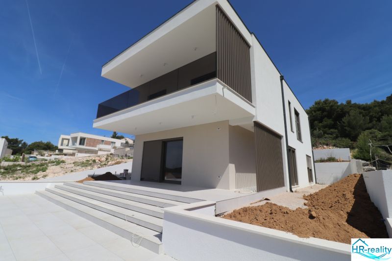 Chorvátsko, Žaborič - vila s krásnym výhľadom na more - Vila v Žaboriči s priestrannou terasou a minimalistickým dizajnom.