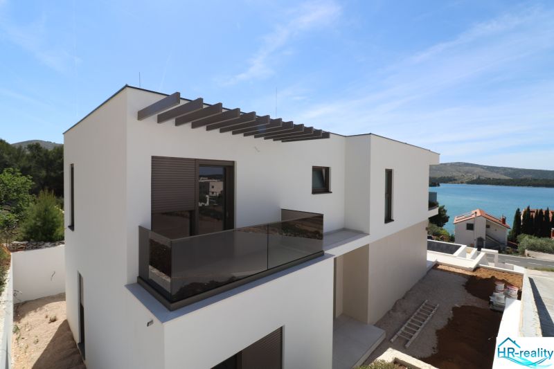 Chorvátsko, Žaborič - vila s krásnym výhľadom na more - Vila v Žaboriči s terasou a výhľadom na more, moderná architektúra.