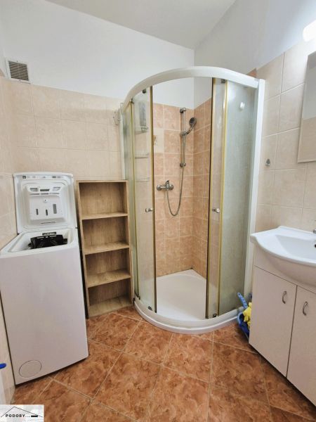 Jelačičova ul. - prenájom 3 izbového bytu - Kúpeľňa v 3-izbovom byte s práčkou, sprchovým kútom a skrinkou pod umývadlom.