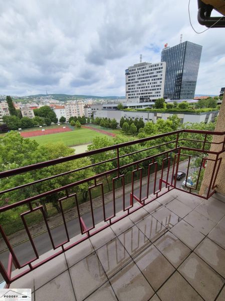 Jelačičova ul. - prenájom 3 izbového bytu - Výhľad z balkóna na Jelačičovej v Bratislave - Ružinove s výškovou budovou v pozadí.