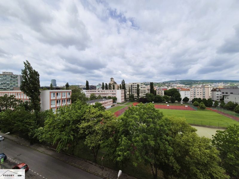 Jelačičova ul. - prenájom 3 izbového bytu - Pohľad na školu a športové ihrisko na Jelačičovej ulici v Bratislave - Ružinove.