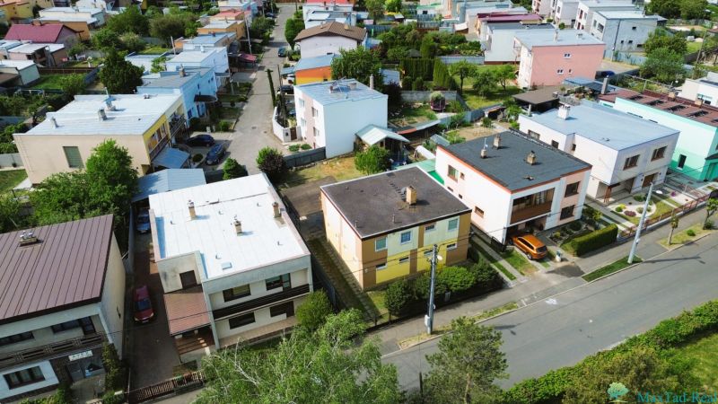 Najlepšia adresa v Michalovciach? Pri Laborci s projektom na prestavbu - Rodinné domy na ulici Nabr. J. M. Hurbana v Michalovciach, obklopené zeleňou a záhradami.