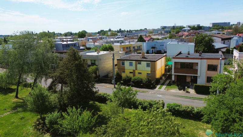 Najlepšia adresa v Michalovciach? Pri Laborci s projektom na prestavbu - Pohľad na rodinné domy na Nabr. J. M. Hurbana v Michalovciach obklopené zeleňou.