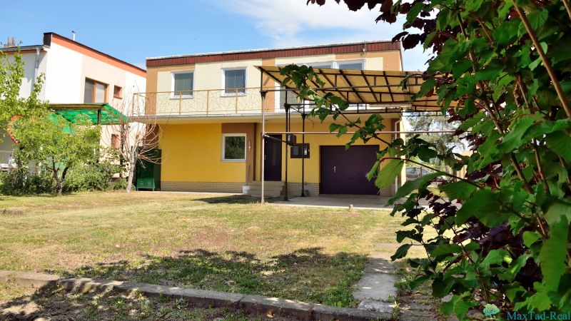 Najlepšia adresa v Michalovciach? Pri Laborci s projektom na prestavbu - Žltý rodinný dom s garážou a terasou na ulici Nabr. J. M. Hurbana v Michalovciach.