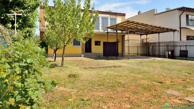 Najlepšia adresa v Michalovciach? Pri Laborci s projektom na prestavbu - Rodinný dom na ulici Nabr. J. M. Hurbana v Michalovciach s trávnikom a prístreškom.