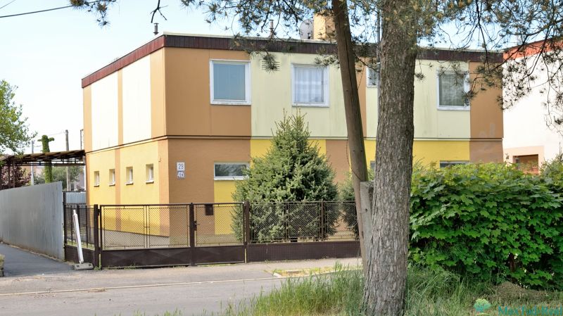 Najlepšia adresa v Michalovciach? Pri Laborci s projektom na prestavbu - Rodinný dom na Nabr. J. M. Hurbana v Michalovciach, obklopený zeleňou s plotom.
