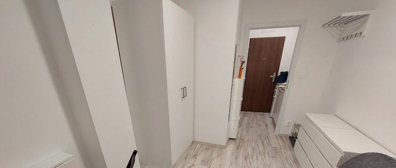PRENÁJOM: ZARIADENÁ GARSÓNKA PRI NEMOCNICI F.D.R. - Útulná garsónka s bielym nábytkom a podlahou s dreveným dekorom.