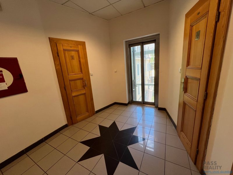 PRENÁJOM dvojkancelárie v centre Starého Mesta, Grösslingová ulica - Kancelárie s drevenými dverami, dlažbou s hviezdovým vzorom a presklenými dverami.