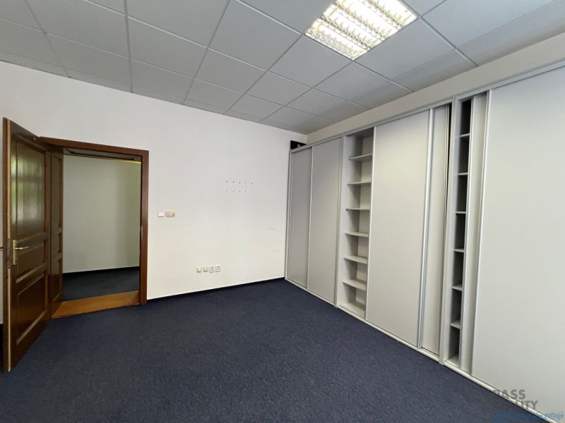 PRENÁJOM dvojkancelárie v centre Starého Mesta, Grösslingová ulica - Kancelárie s kobercom a vstavanými skriňami, dvere, biele steny, umelé osvetlenie.