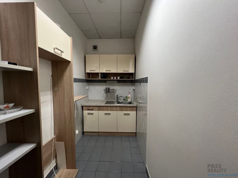 PRENÁJOM dvojkancelárie v centre Starého Mesta, Grösslingová ulica - Úzka kuchynka v kanceláriách s jedálenským kútikom a regálmi na uskladnenie.