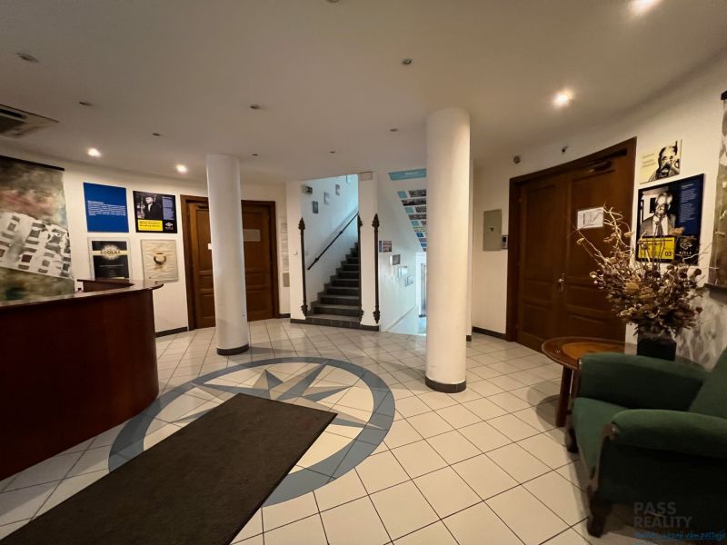 PRENÁJOM dvojkancelárie v centre Starého Mesta, Grösslingová ulica - Interiér kancelárií so schodiskom, recepcia a dlažba s ornamentom.