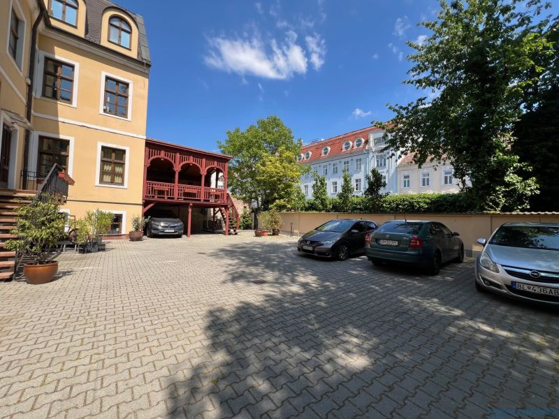 PRENÁJOM dvojkancelárie v centre Starého Mesta, Grösslingová ulica - Parkovisko pri kanceláriách na Grösslingovej ulici v Bratislave - Starom Meste s autami.