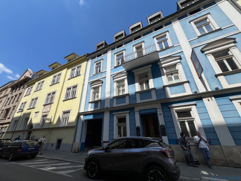 PRENÁJOM dvojkancelárie v centre Starého Mesta, Grösslingová ulica - Budova na Grösslingovej ulici v Bratislave - Staré Mesto s modrou fasádou a kanceláriami.