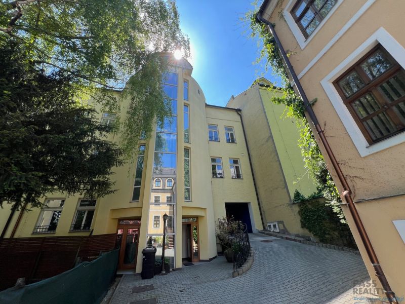 PRENÁJOM dvojkancelárie v centre Starého Mesta, Grösslingová ulica - Budova s presklenou fasádou na úzkej uličke, Grösslingova, Bratislava - Staré Mesto. Kancelárie.