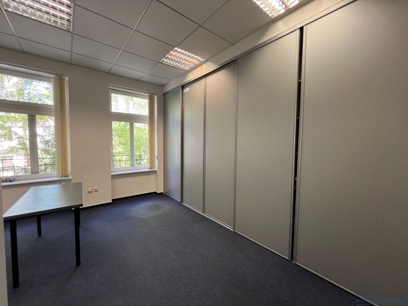 PRENÁJOM dvojkancelárie v centre Starého Mesta, Grösslingová ulica - Kancelárie s veľkým oknom a skriňou, koberec, nábytky v neutrálnej farbe.