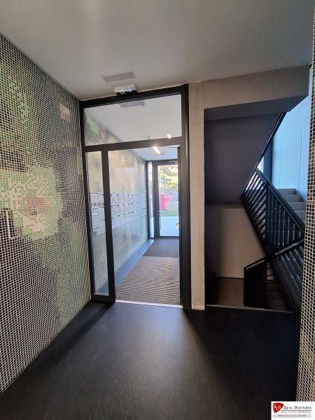 Ponúka na prenájom garsónku v komplexe Čerešne, Polianky Bratis - Vchod do bytového domu s poštovými schránkami a schodiskom.