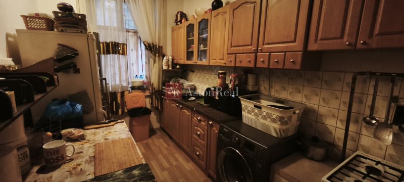 VEĽKORYSÝ 2i byt s rozlohou 76 m² v atraktívnej lokalite- Staré mesto - Kuchyňa v 2-izbovom byte s drevenými skrinkami a spotrebičmi.