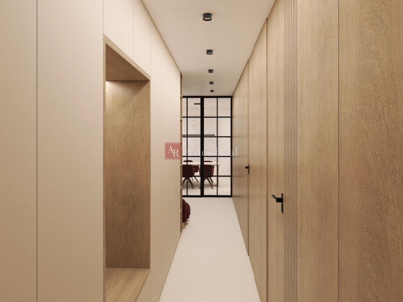 VEĽKORYSÝ 2i byt s rozlohou 76 m² v atraktívnej lokalite- Staré mesto - Úzky chodba s dreveným dekorom a sklenenou deliacou stenou v 2-izbovom byte.