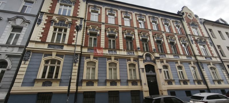 VEĽKORYSÝ 2i byt s rozlohou 76 m² v atraktívnej lokalite- Staré mesto - Historická budova na ulici Leškova v Bratislave s bohatými architektonickými detailmi.