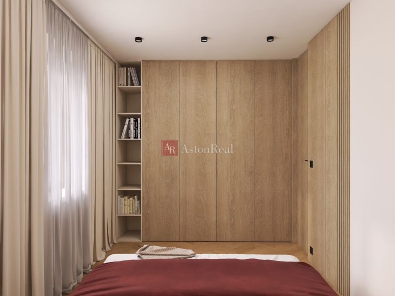 VEĽKORYSÝ 2i byt s rozlohou 76 m² v atraktívnej lokalite- Staré mesto - Spálňa s drevenou skriňou, knihami a závesmi v 2-izbovom byte.