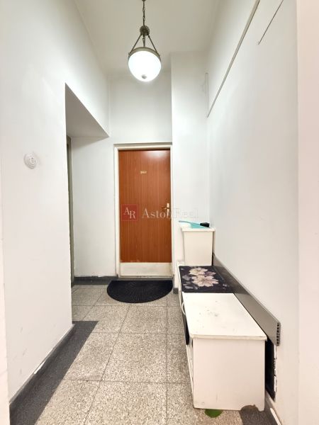 VEĽKORYSÝ 2i byt s rozlohou 76 m² v atraktívnej lokalite- Staré mesto - Chodba s bielymi stenami a hnedými dverami v 2-izbovom byte.