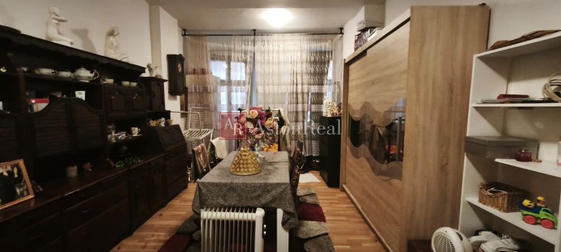 VEĽKORYSÝ 2i byt s rozlohou 76 m² v atraktívnej lokalite- Staré mesto - Obývacia izba v 2-izbovom byte s dreveným dekorom podlahy a rustikálnym nábytkom.
