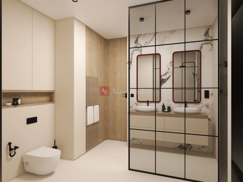 VEĽKORYSÝ 2i byt s rozlohou 76 m² v atraktívnej lokalite- Staré mesto - Kúpeľňa v 2-izbovom byte s dvojitými umývadlami, podlahou s dreveným dekorom a zrkadlom.