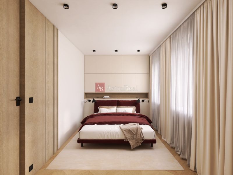 VEĽKORYSÝ 2i byt s rozlohou 76 m² v atraktívnej lokalite- Staré mesto - Spálňa v 2-izbovom byte s podlahou s dreveným dekorom a krémovými závesmi.