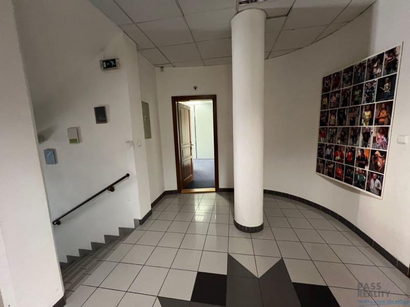 Prenájom kancelárie o výmere 21 m2 v Starom Meste, Grösslingová ulica - Chodba v kanceláriách so schodmi a dekoráciou na stene.
