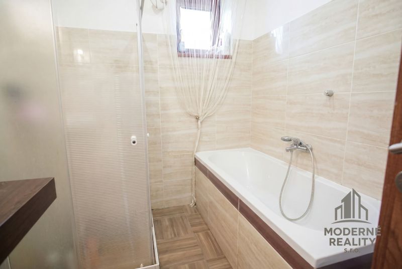 4-izbová novostavba rodinného domu s terasou, Andovce - Kúpeľňa v rodinnom dome s vaňou a sprchovacím kútom.