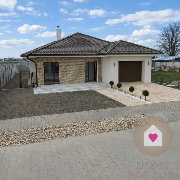 DUNAJSKÁ STREDA- 4i moderná novostavba RD s tep. čerpadlom + garážou - Rodinný dom na Ul. Vojvodcu Arpáda v Dunajskej Strede má garáž a záhradu.