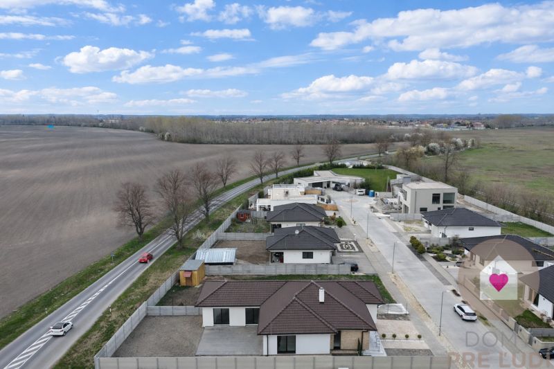 DUNAJSKÁ STREDA- 4i moderná novostavba RD s tep. čerpadlom + garážou - Exteriér rodinných domov na Ulici Vojvodcu Arpáda v Dunajskej Strede s okolím prírody.